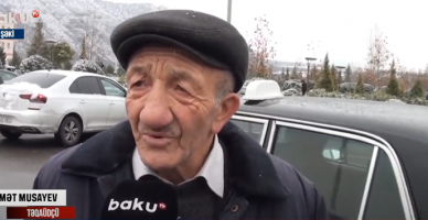 Azerbaycan'ın Şeki kentinde 72 yaşındaki Hikmet dede, bir tanıdığından 100 manat (1100TL) borç alarak Türkiye'ye gönderdi.